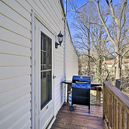 Cozy Bristol Home With Yard About 1 Mile To Downtown!